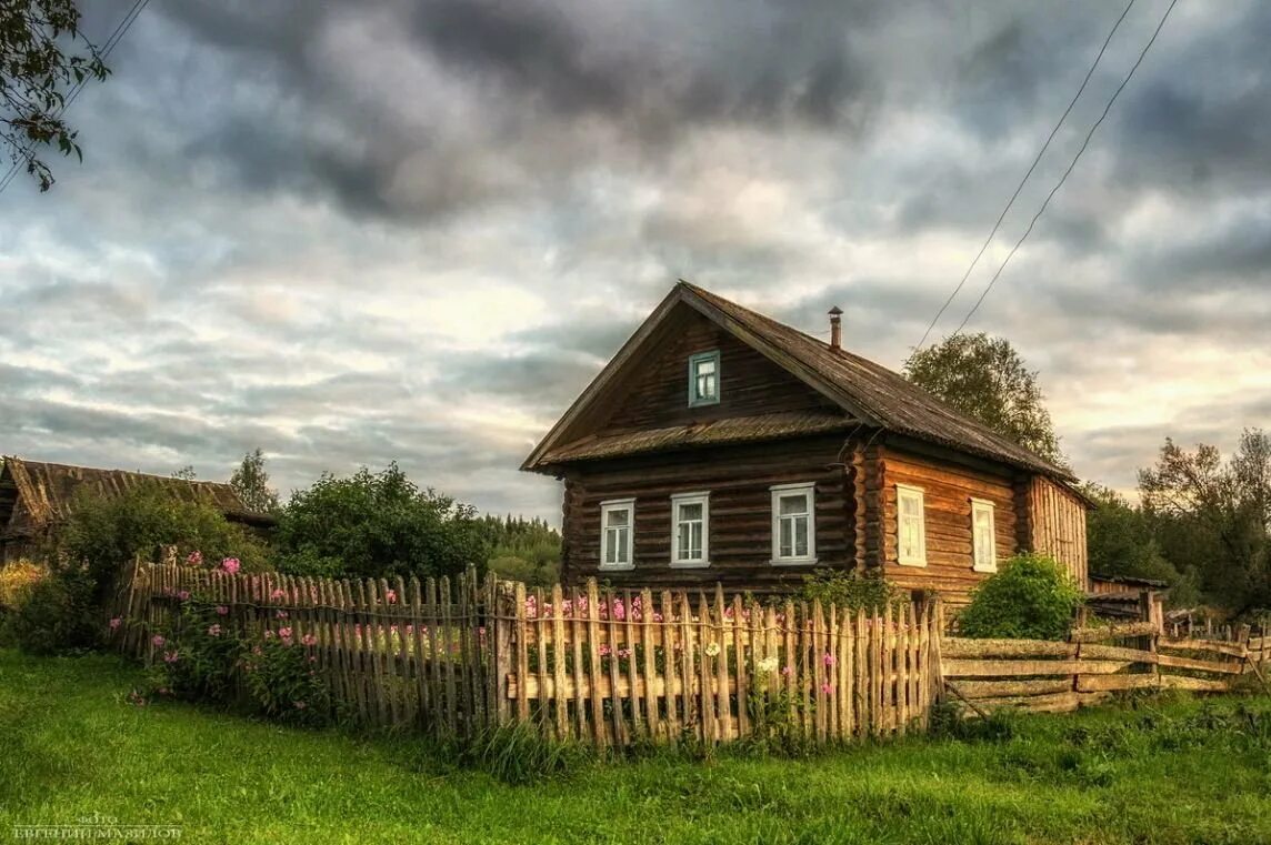 Продается ли дом в деревне. Деревня деревенька Тверская область. Деревенский дом. Домик в деревне. Красивый деревенский дом.