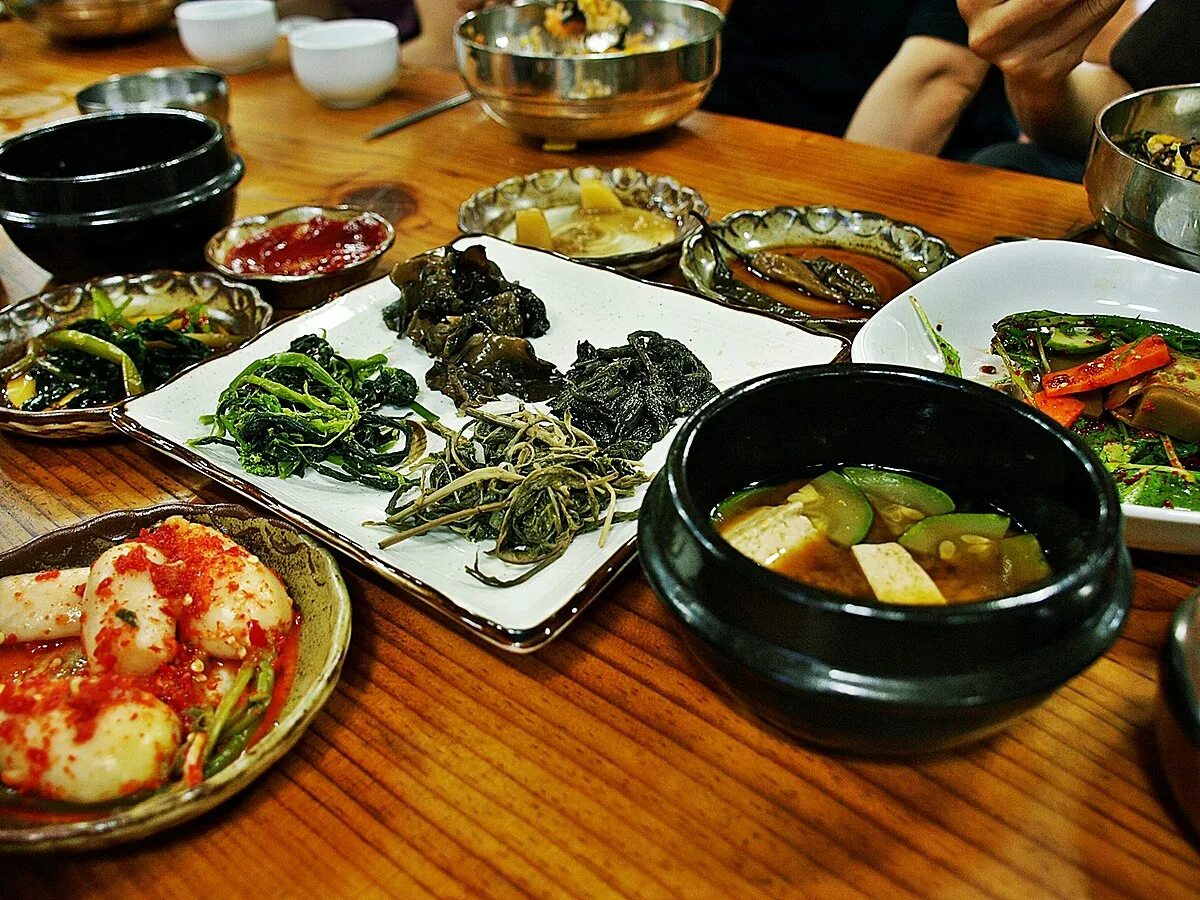 Корейский бан. Корейская кухня. Корейская кухня стол. Корейская кухня сервировка. Корейский накрытый стол.