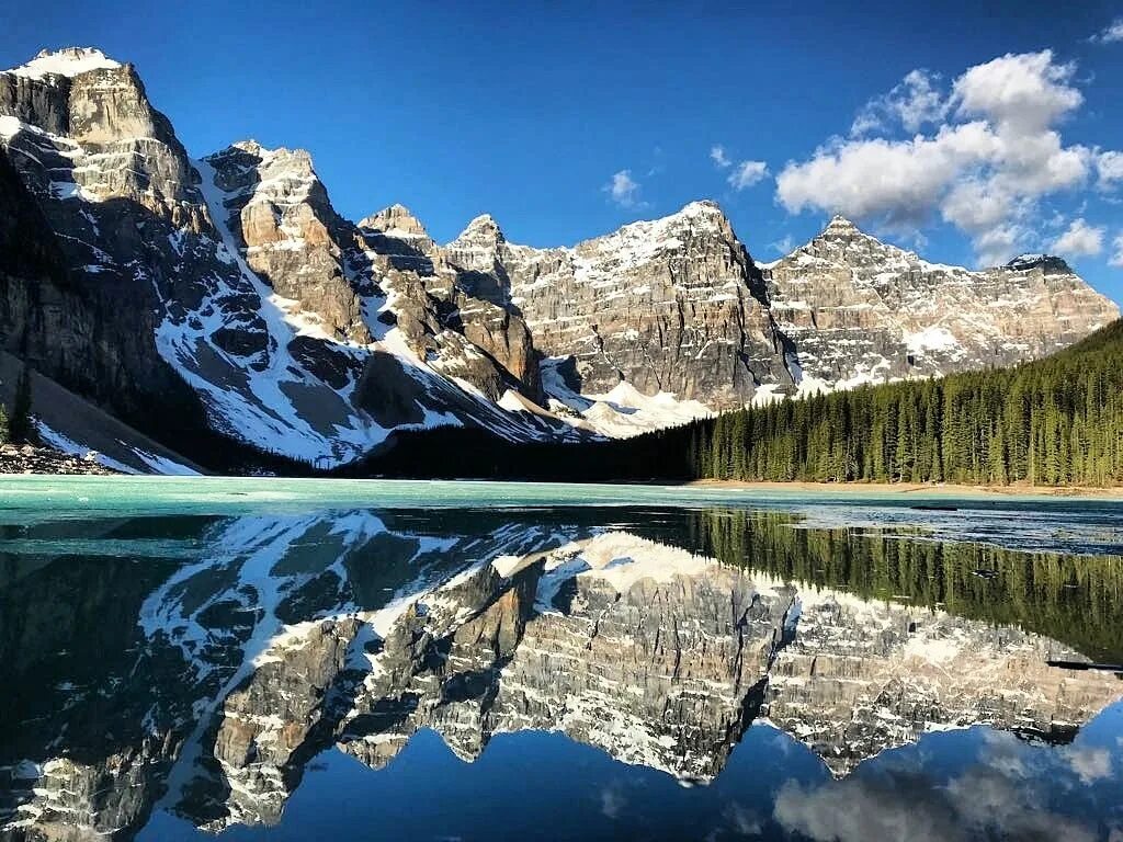 Показать картинку. Озеро Морейн в Канаде. Банф Морейн. Озеро Банфф в Канаде. Ледниковое озеро Морейн (национальный парк Банф, Канада).