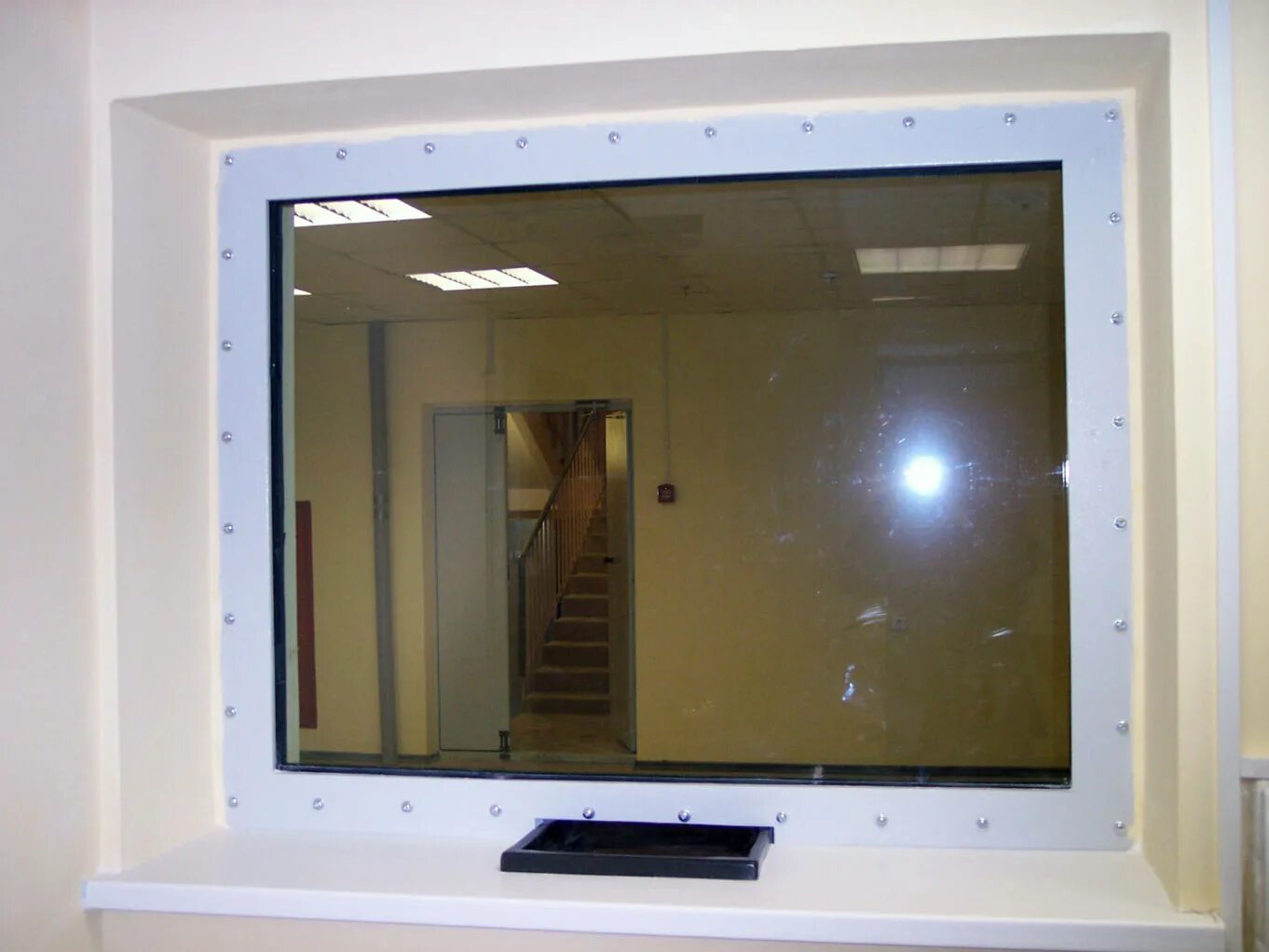 Прочные защитные окна