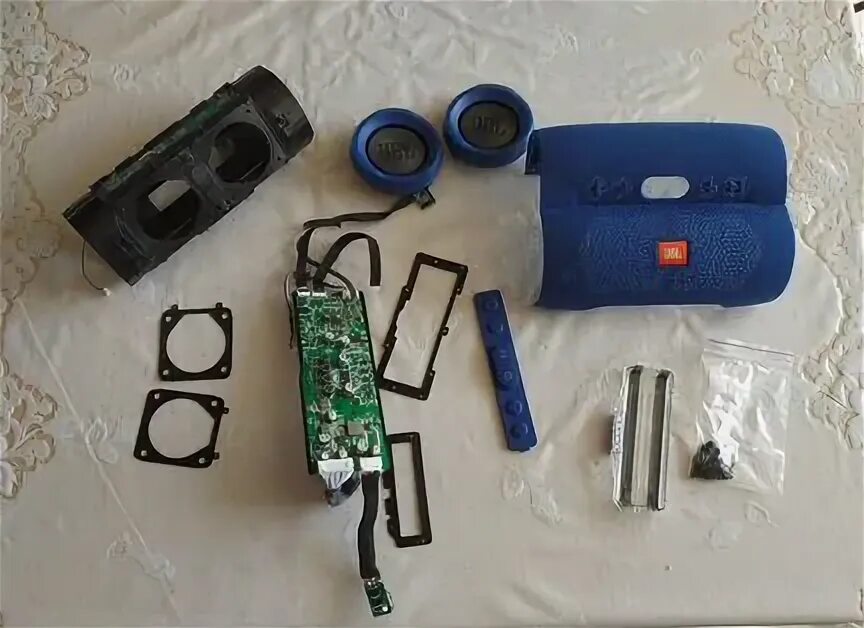 Как разобрать колонку charge. Jbl charge 3 disassembly. динамик на колонку jbl charge 3 оригинал. jbl flip 3 динамик внутри. jbl charge 3 разобранная.