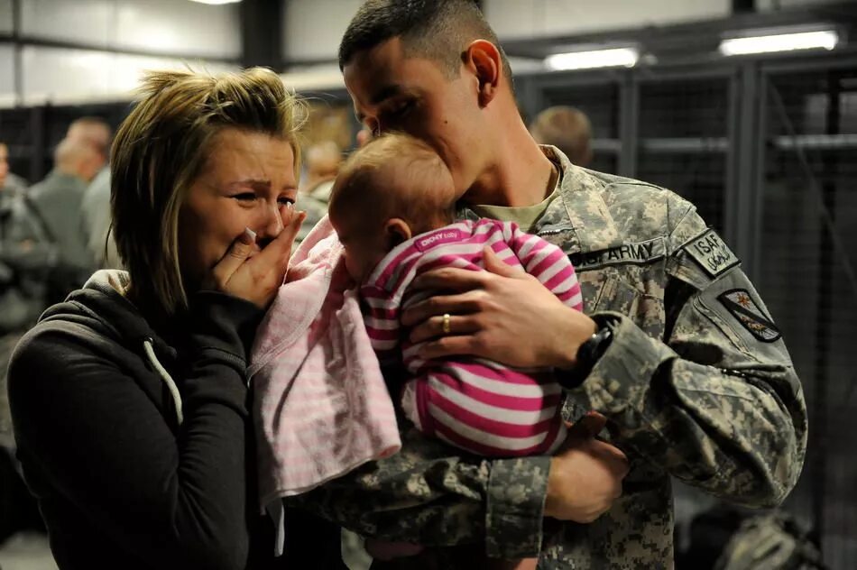 Пришедший с войны муж. Военный с ребенком. Солдат с ребенком. Солдат обнимает ребенка. Спецназ дети.