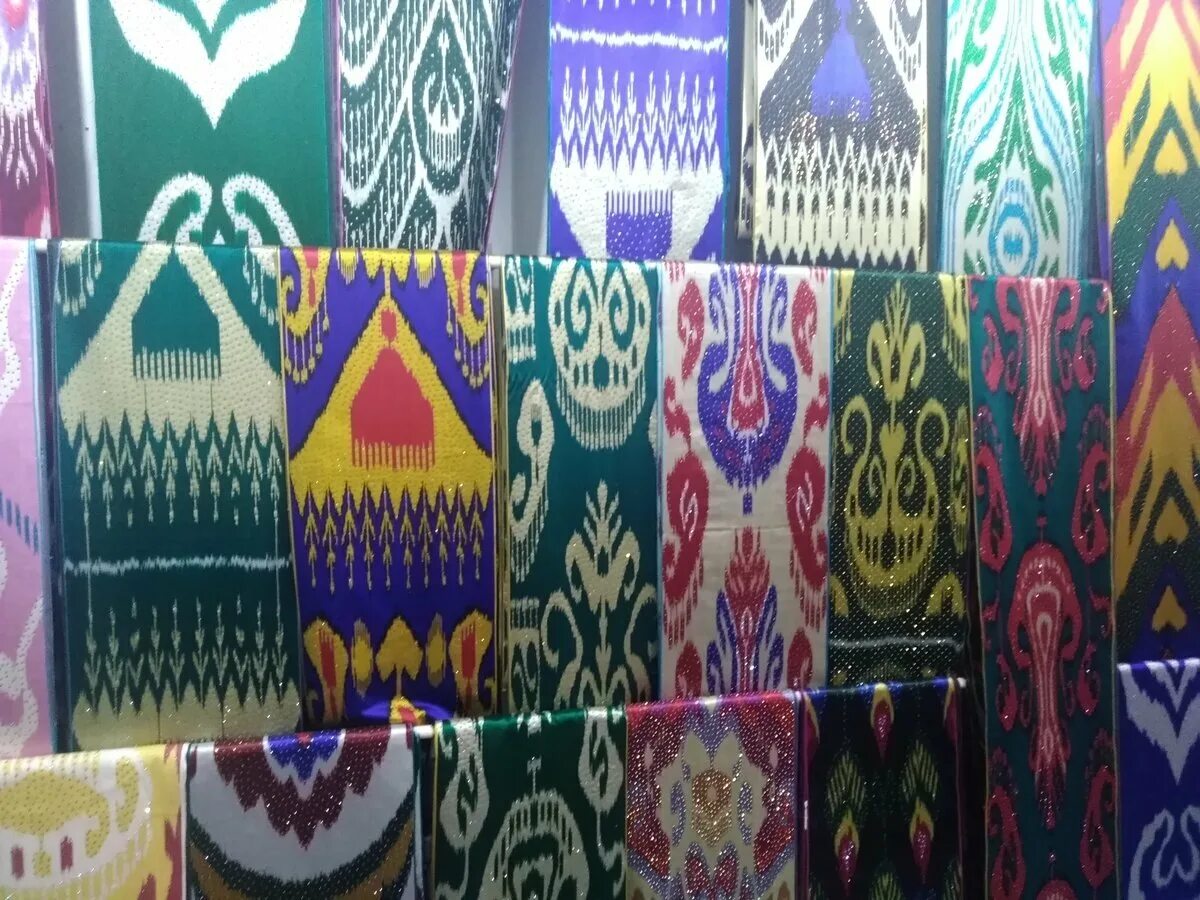 Таджикские материалы. Сомон бозор худжанд ткани. Ташкент атлас адрас. Таджикские материалы. Атласу адрас узбекистана.