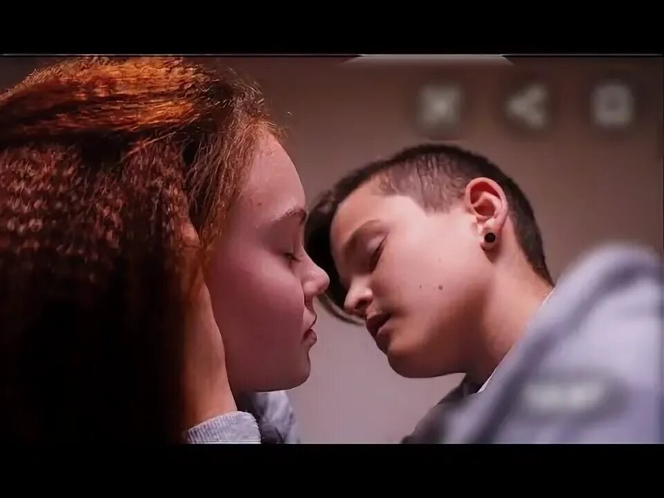 Маша вебер и парвиз. Поцелуй полины и миши. Обложка поцелуй. Поцелуй на первом свидании. Целоваться маша.