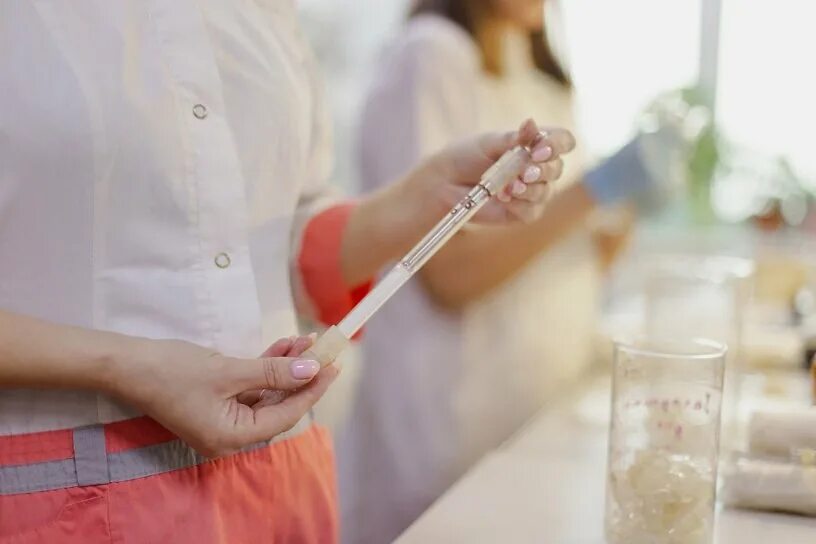 Тест на вич. Проверка на заражение. Обследование на вич. Экспресс-тестирование на вич-инфекцию. Взятие мазка на инфекции у мужчин.