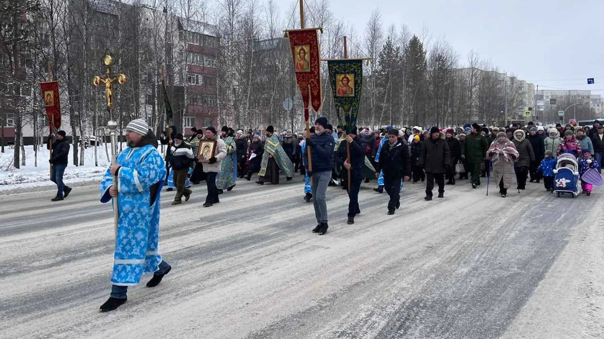 Церковный праздник сегодня 2024 26 февраля. Крестный ход в Ноябрьске. Крестный ход Казань. Крестный ход в честь иконы Казанской Божией матери. Крестный ход Чебоксары 4 ноября.