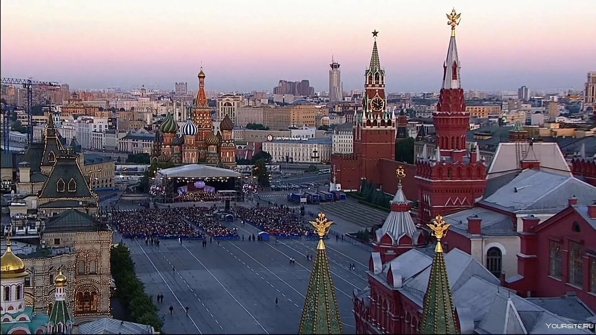 Самая узнаваемая площадь российской. Москва Кремль красная площадь. Спасская башня Московского Кремля. Московский Кремль и красная площадь фото. Вид красной площади в Москве.