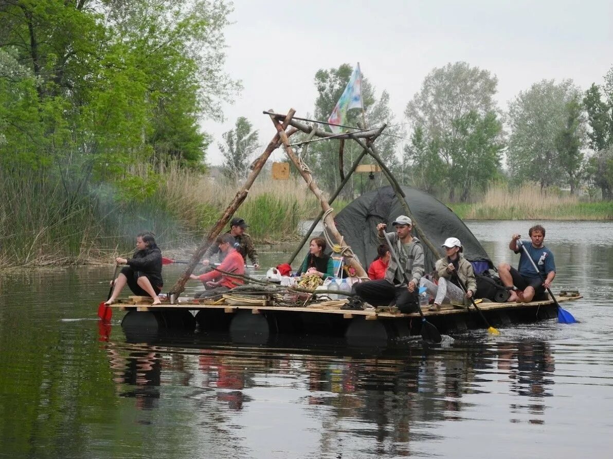 Самодельная река. Сплав по реке Клязьма на плоту. Сплав на плоту по реке Ветлуга. Сплав по реке Угра на плоту. Плот на Клязьме.