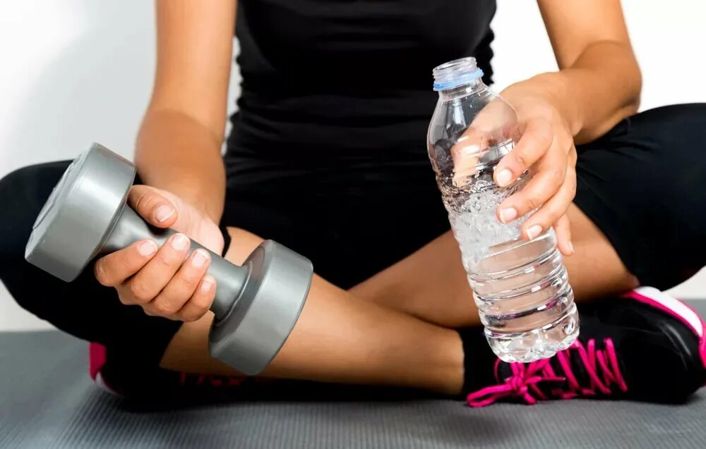 Ли водой после. Вода на тренировке. Пить воду на тренировке. Питье спортсмена. Девушка пьет воду на тренировке.