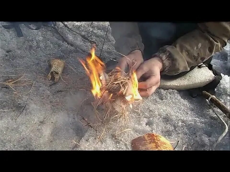 Бялко добывает огонь видео. Способы добывания огня в лесу. круглый камень с углублением для добывания огня. добываем огонь из светодиода. видео добыча огня трением.