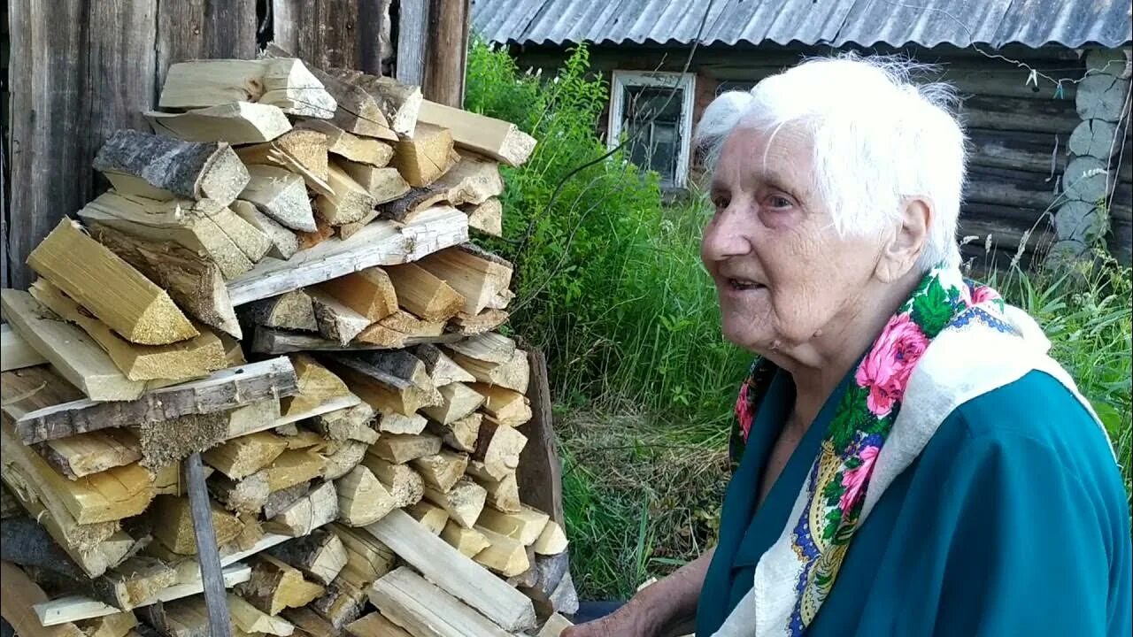 Бабушка с дровами. Бабка с дровами. Бабушка с дровами улыбается. Болванка из деревни.