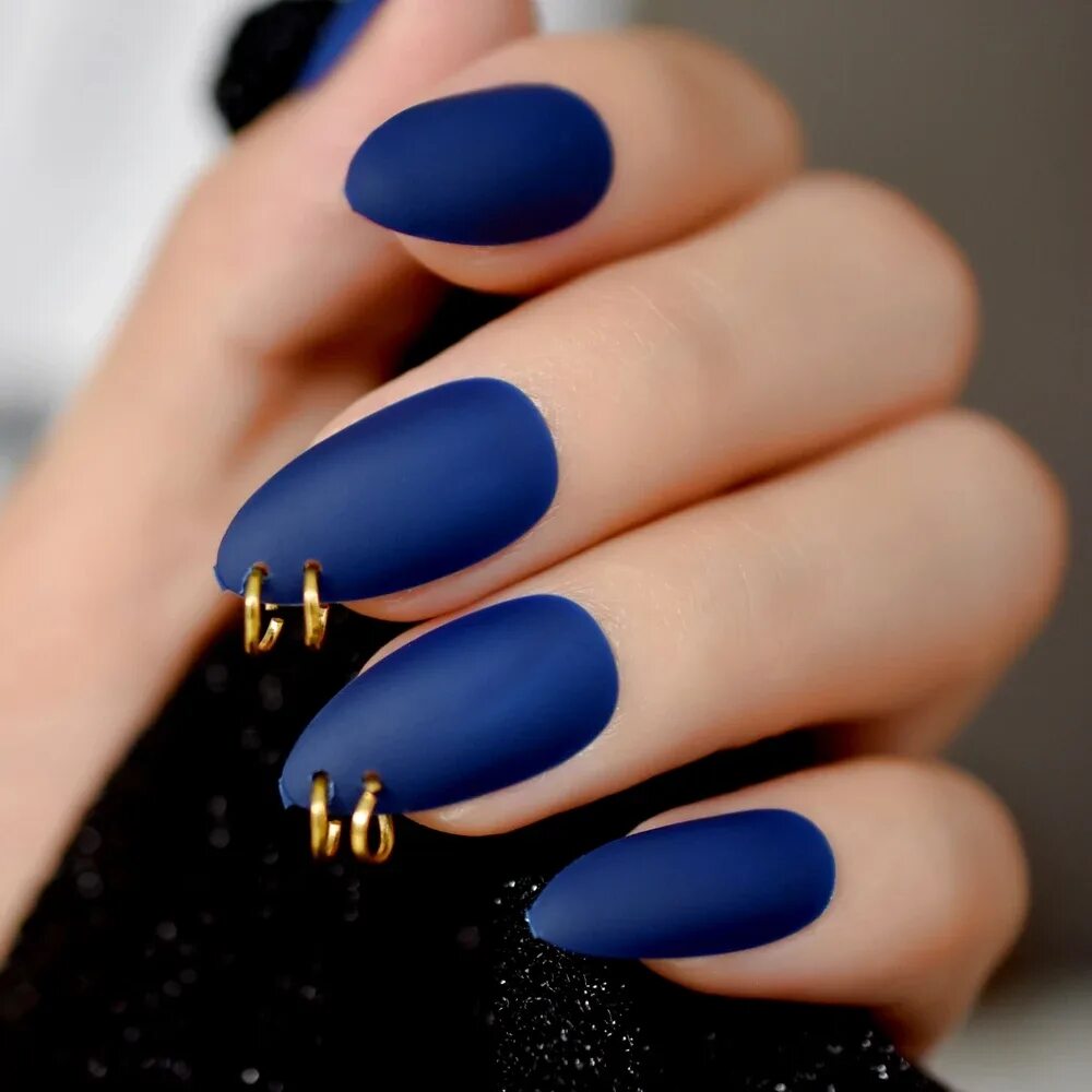 Синие ногти миндаль. Синие матовые ногти. Темно синие ногти. Синий маникюр на длинные ногти. Синие острые ногти.