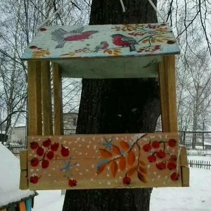Чем покрасить кормушку. Украшение кормушки для птиц. расписная кормушка. разрисовать кормушку для птиц. деревянная кормушка для птиц.