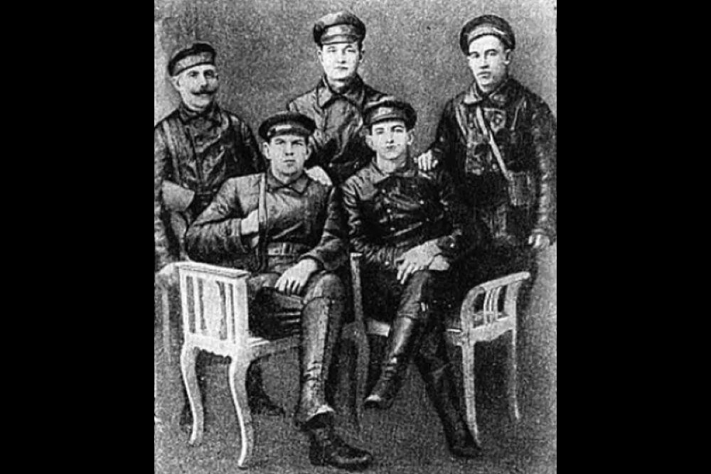 Матрос железняков википедия. Революционный матрос железняк. матрос партизан железняк.