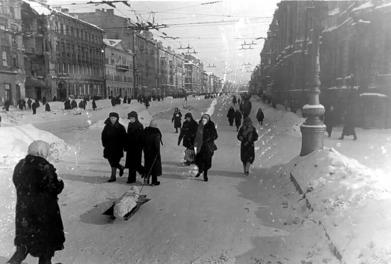 Прорубь в блокадном ленинграде. Улицы блокадного ленинграда. Дети блокадного ленинграда блокада ленинграда. Кадры блокадного ленинграда. 900 дней блокады ленинграда.