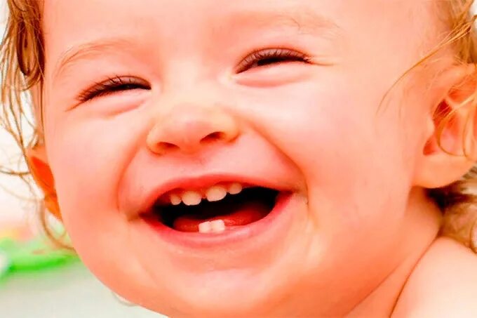 Почему новорожденный смеется. Спящий улыбающийся ребенок. Младенец плачет. Ребенок младенец смеется. Новорожденный малыш.