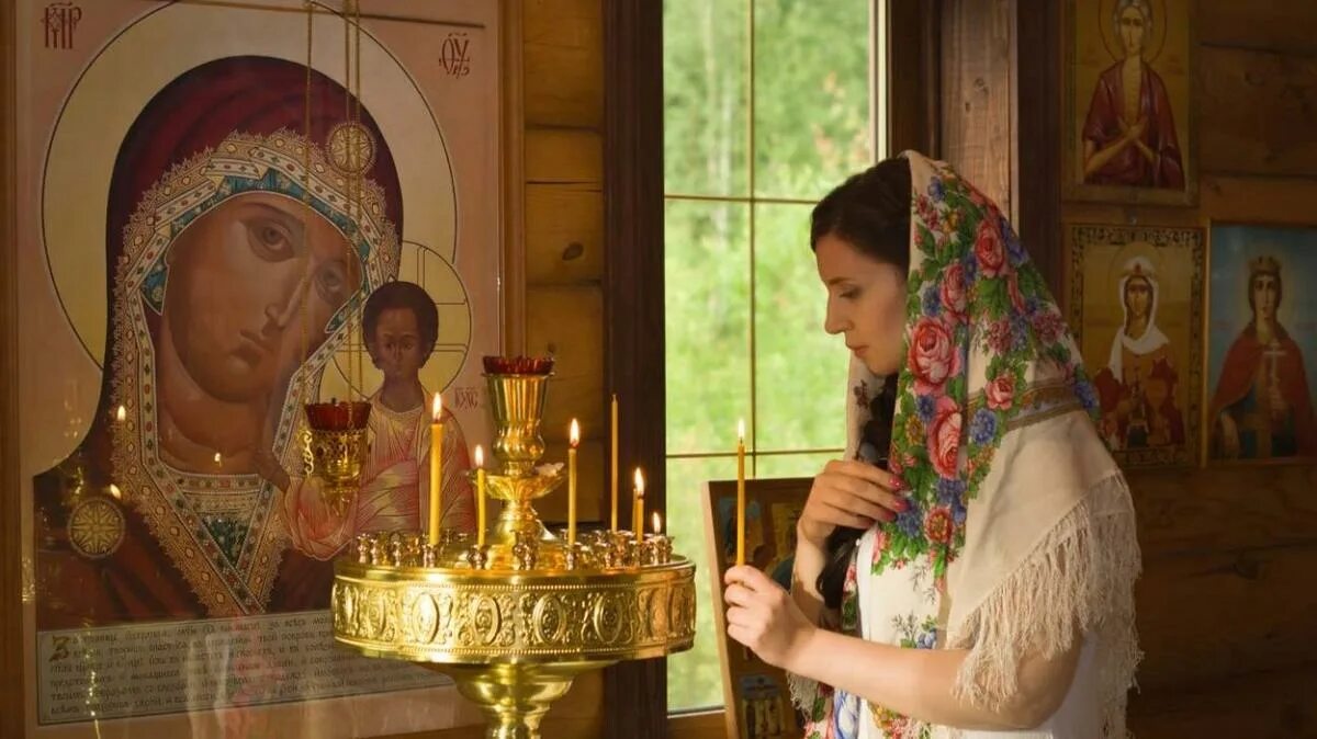 Молитва часовня. Виртуальные часовни всех святых. Молитва часовня. Молитва в церкви. Девушка молится в церкви.