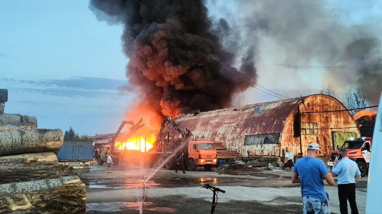 Пожар в ними. Пожар в ними. Пожар в чагасях. Тушение пожара. Пожарные тушат пожар в лесу.