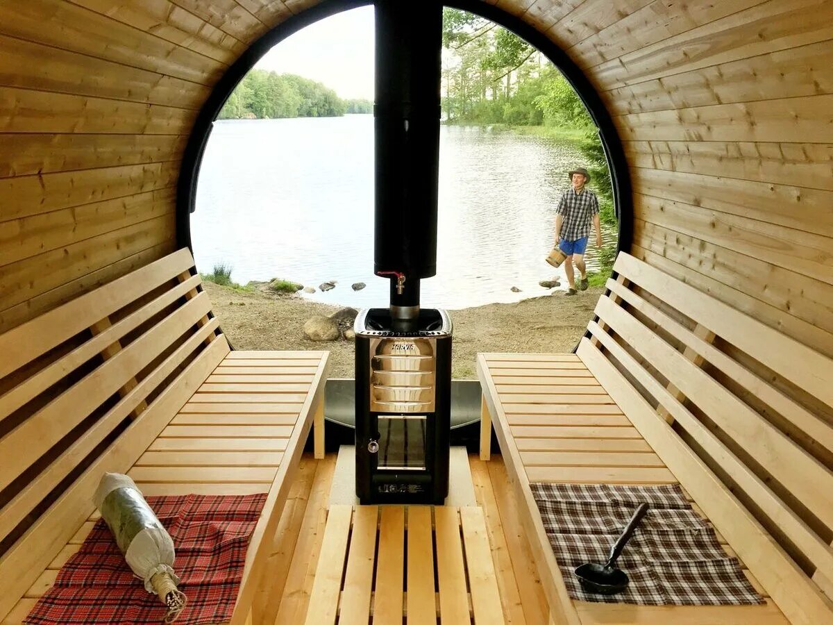 Можно в линзах в сауну. Сауна Panoramic view Barrel Sauna. Баня бочка. Бани бочки с панорамными окнами. Баня бочка дизайнерская.