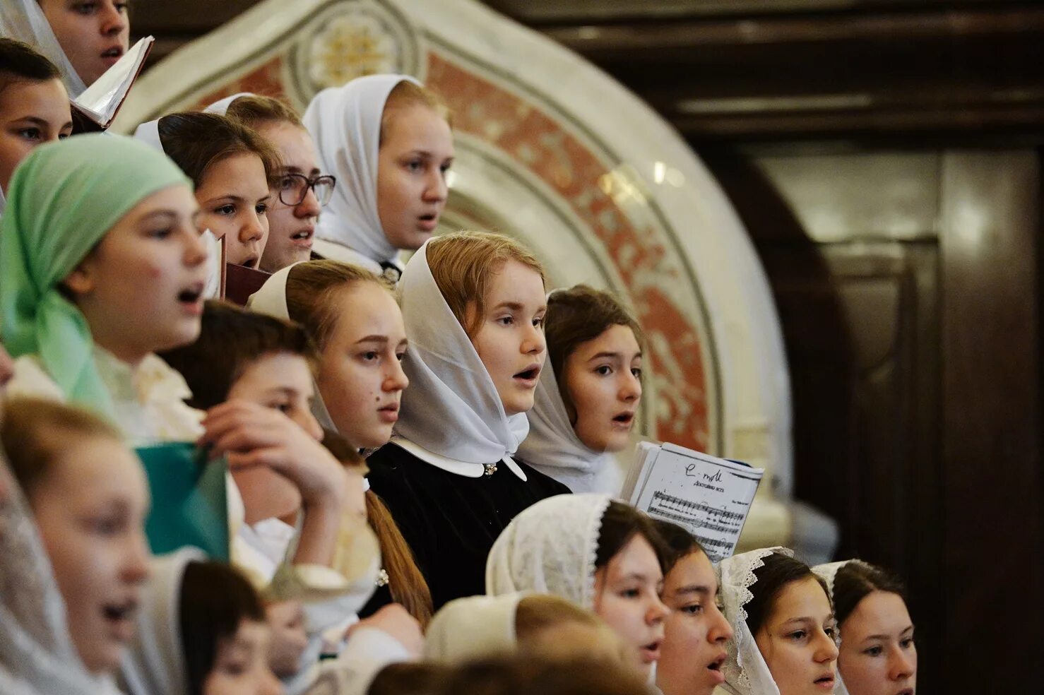 Пение в церкви. Церковный хор семинарии спб. Хоровое пение в храме. Православная церковь клирос. Хоровое пение в церкви.