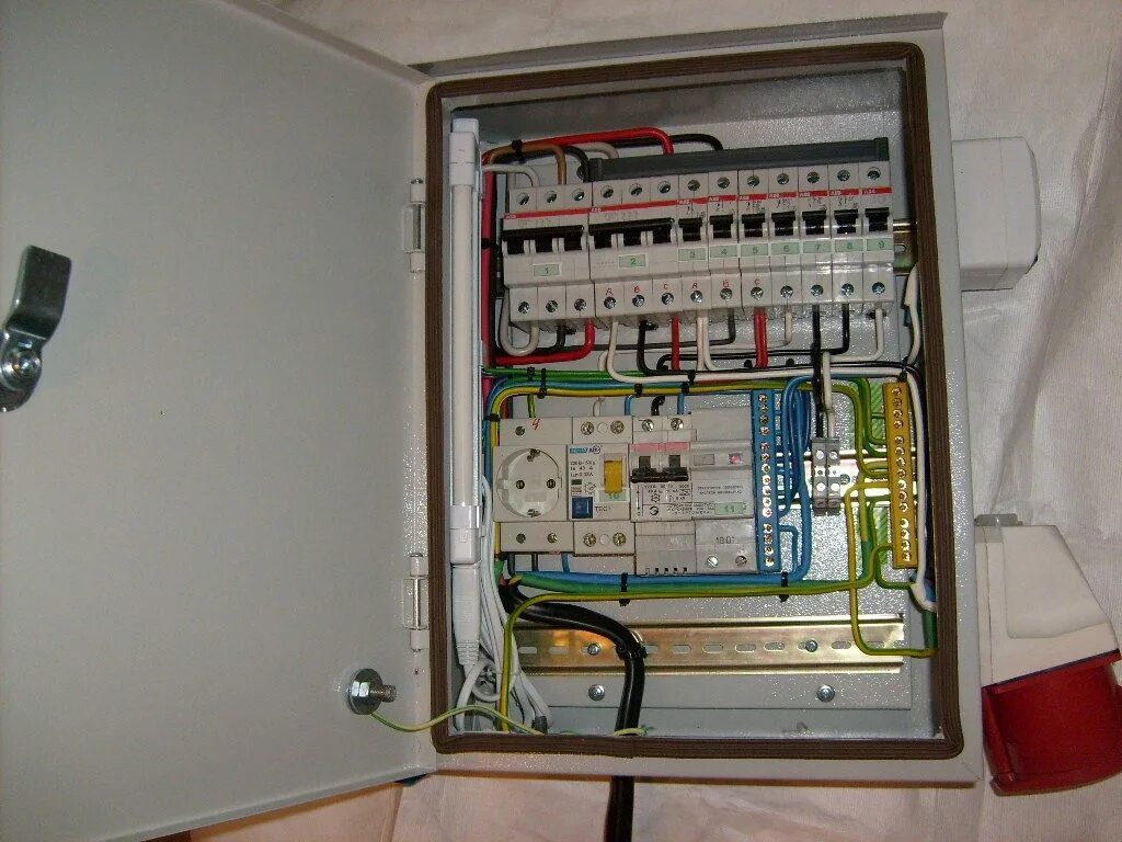 Щиток проводки. Щиток сопротивлений щс-62. щиток освещения ощв-6 ip31 (63а+6х25а). внутриквартирный щиток электрический. квартирный щит кщ-1.