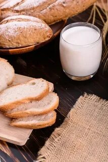Белый хлеб с молоком