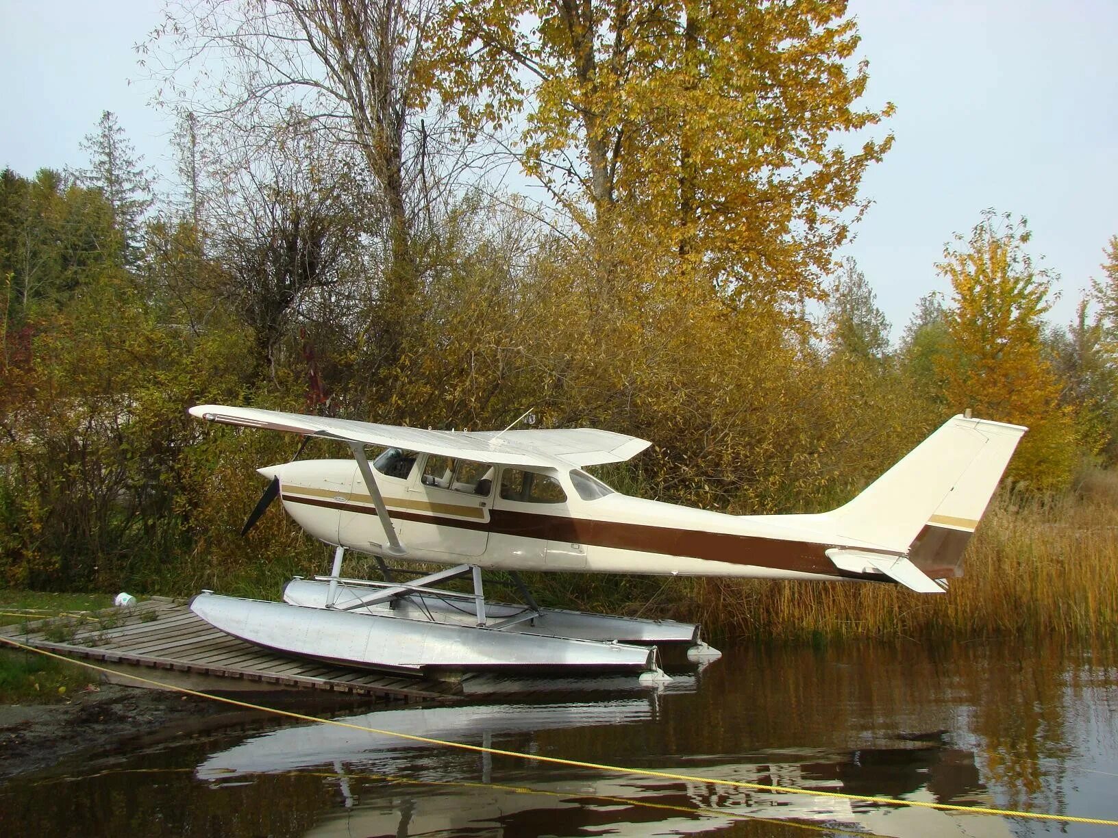 Гидросамолет идущий по воде является. Cessna гидроплан. гидросамолеты cessna. гидроплан цессна 172. cessna 2 гидроплан.