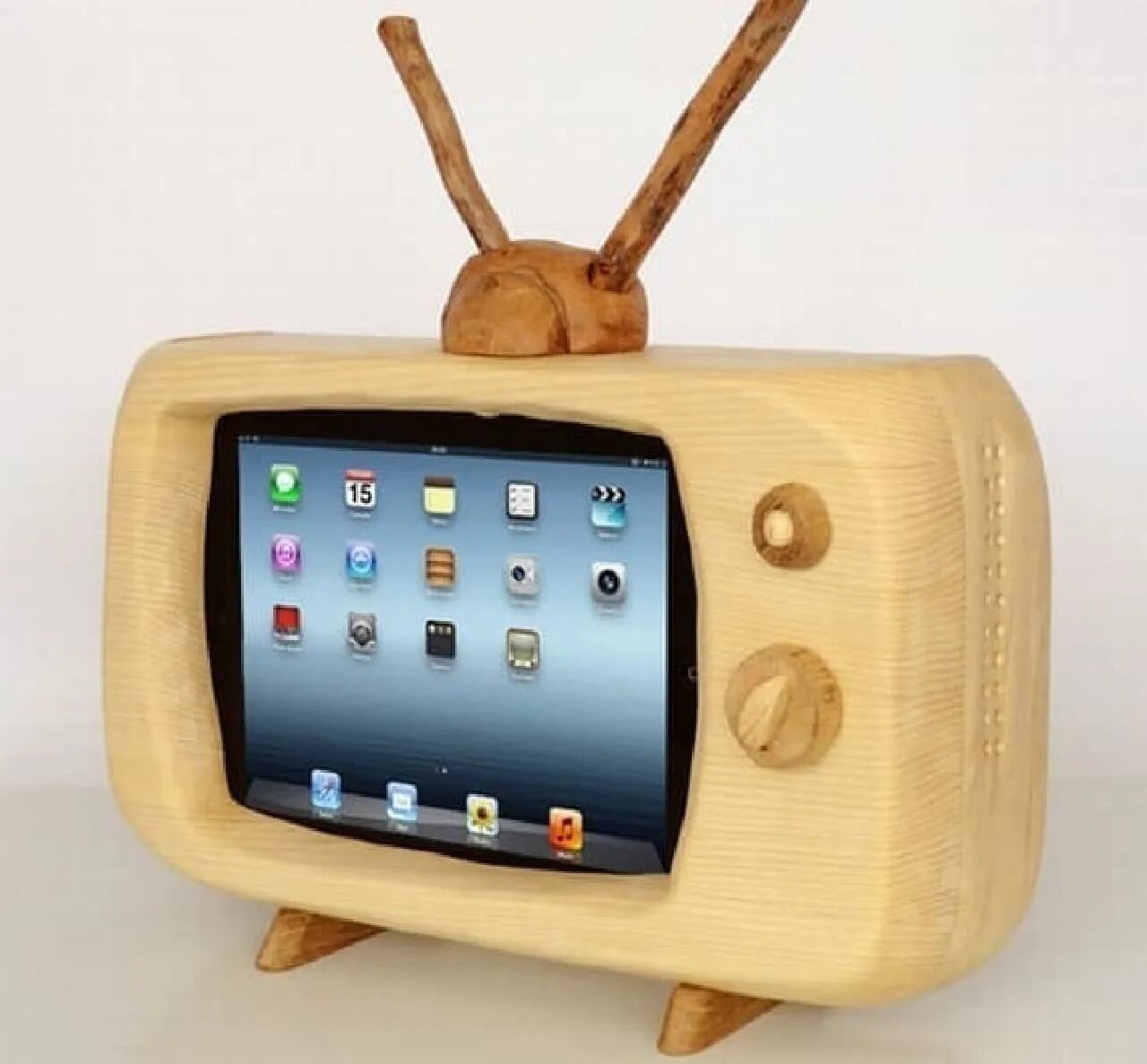 Телевизор из картона. Подставка для телефона в виде телевизора. Деревянный телевизор. Телевизор из дерева. Виды подставок для телевизора.