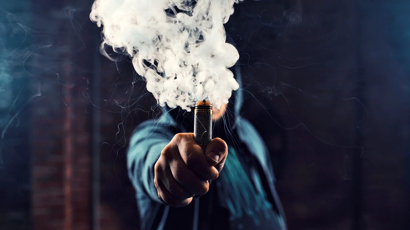 Игра где курят. Выдыхает дым. Дым электронных сигарет. Человек в дыму. Дым от электронной сигареты.