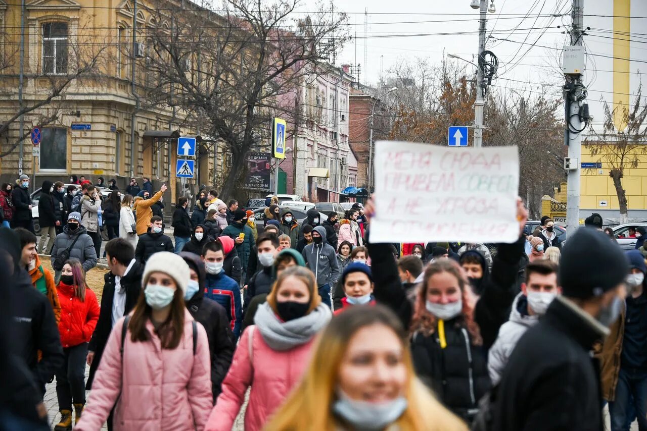 Губернатор митинги. Митинг в Астрахани. Митинг Навального Астрахань. Астрахань митинг против Путина. Митинг Навального Екатеринбург 2016 год.