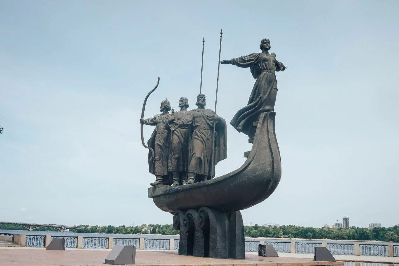 Брат кия основателя киева. Кий щек хорив и лыбедь. Основатели киева. Киев памятник кий щек хорив. Кий щек хорив и лыбедь.