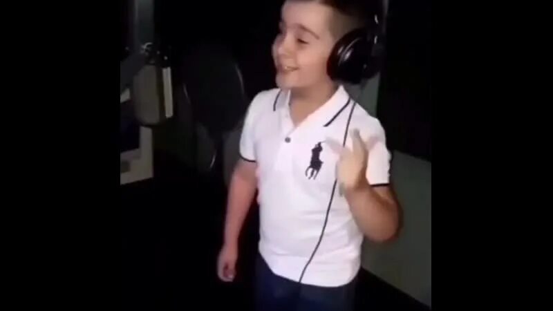 Мальчик поет. Армянский мальчик поет. Азербайджанский мальчик поет. Мальчик поёт песню. Покажи песню мальчиков