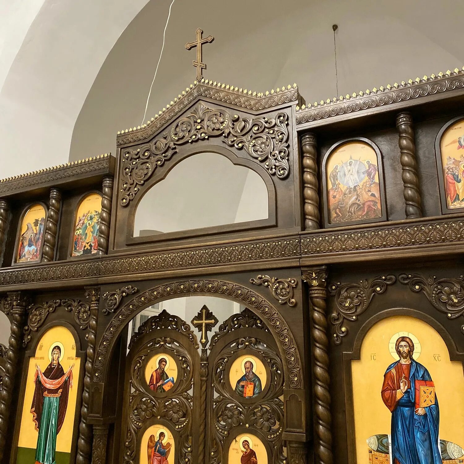 Иконостас резьба резьба. Киот напольный угловой 19 век. Иконостасы из дерева для дома. Иконостасы из дерева. Мемельский иконостас.