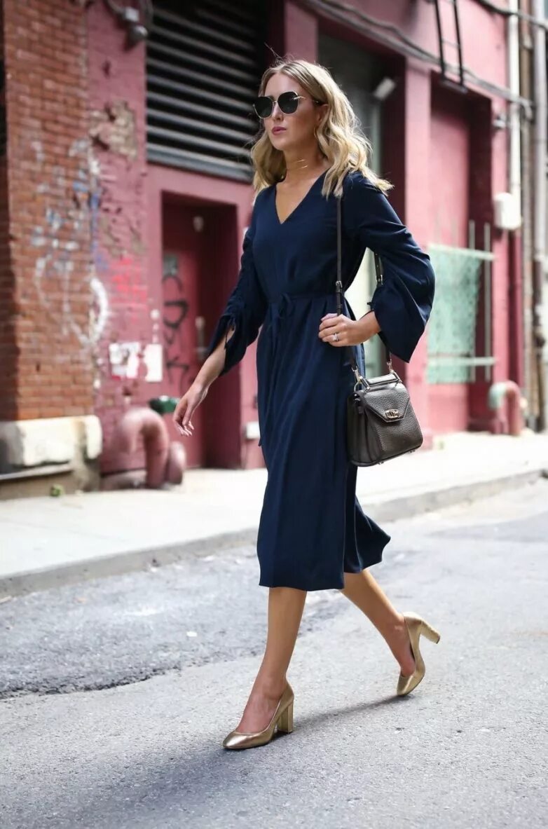 Платье с бежевыми лодочками. Платье с кроссовками. Платье с кедами. Бежевое платье миди. Туфли под платье миди.