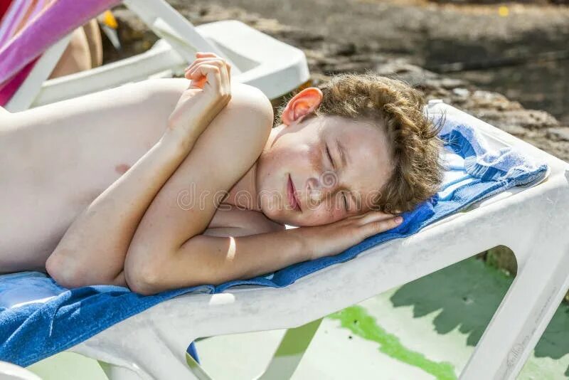 Спящий на шезлонге. Спящие мальчики на пляже. Спящий мальчик без футболки.