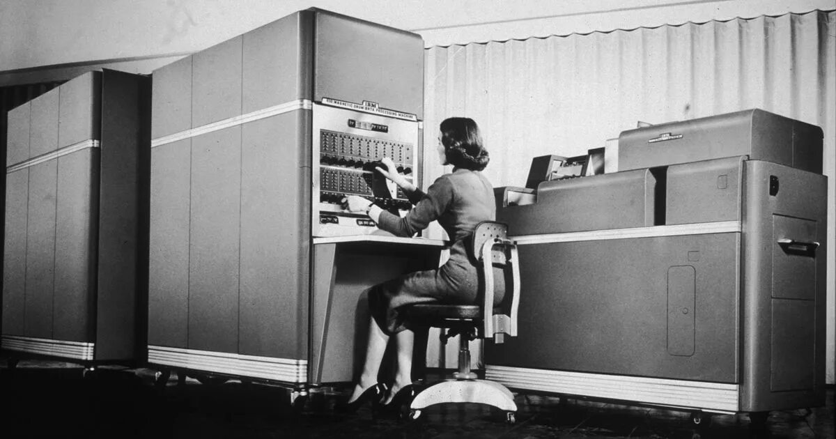 Эвм мир 3. IBM 650 компьютер. Ламповый компьютер IBM 604. Старый компьютер. Компьютер 20 века.