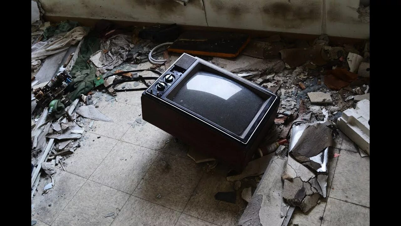 Телевизор сломался буду. Разбитый старый телевизор. Советские телевизоры сломанные. Старый сломанный телевизор. Разбитый Советский телевизор.
