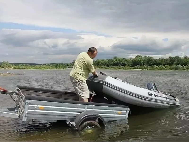 Прицеп для лодки РИБ 380. Лодка ПВХ 390 НДНД на прицепе. Прицеп для лодки НДНД 410. Прицеп МЗСА для лодки ПВХ.