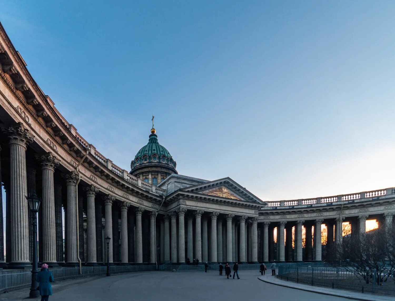 Здание казанского собора. Казанский саборсанкт-петербург. Здание казанского собора. Колоннада казанского собора в санкт-петербурге. Вид казанского собора в петербурге.