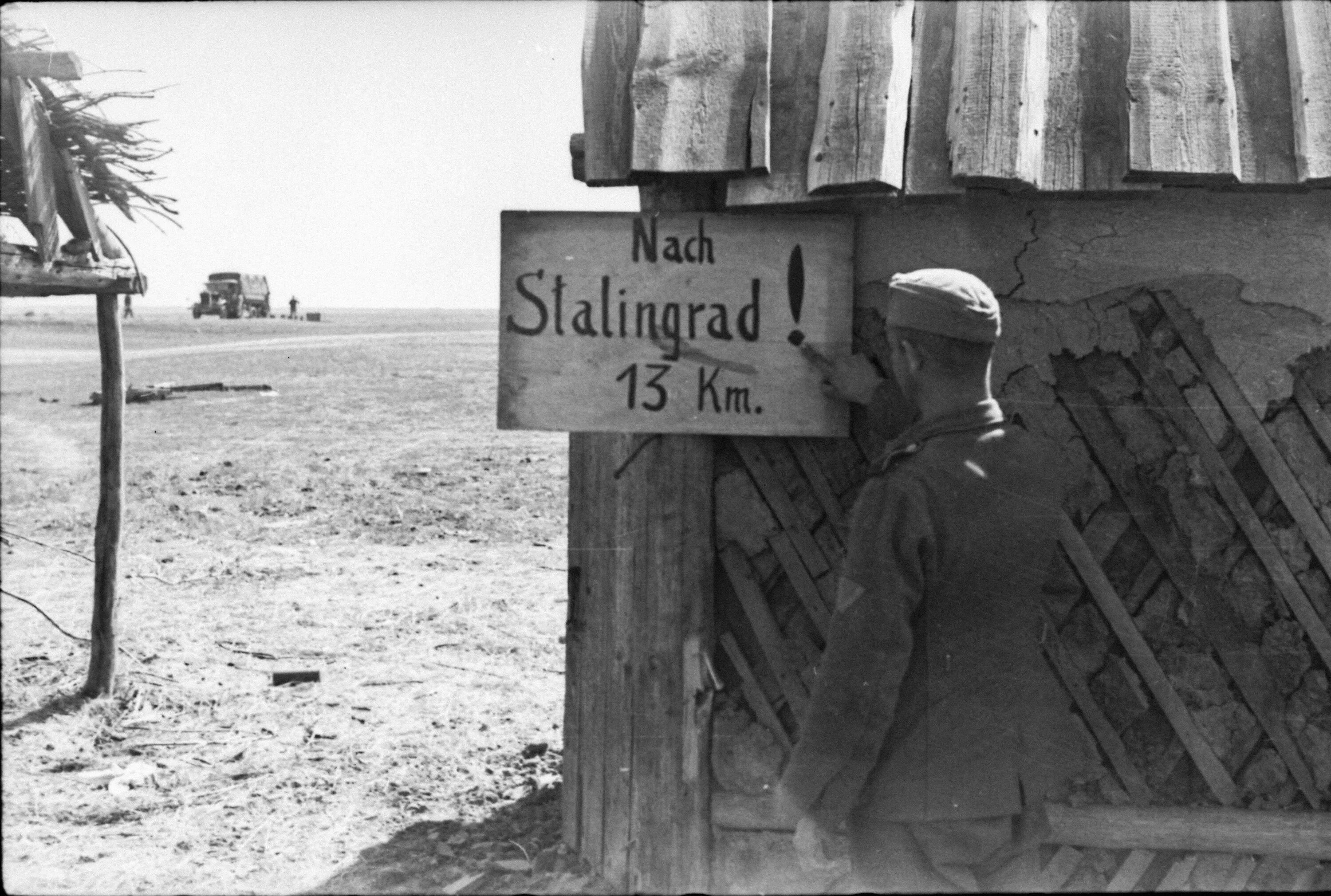 Немецкий солдат Сталинград 1942. Немецкий солдат табличка на Сталинград. Сталинград август 1942. Немецкие указатели второй мировой.