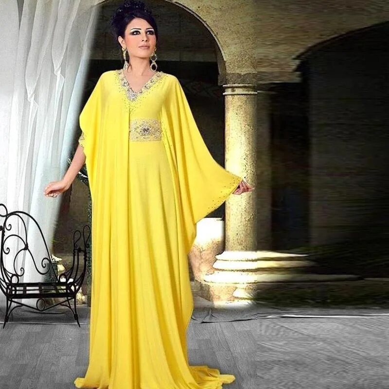 Белорусский трикотаж vittoria queen. Вечерние платья для полных. Черное платье с накидкой. Накидка на платье. Молодежные нарядные платья.