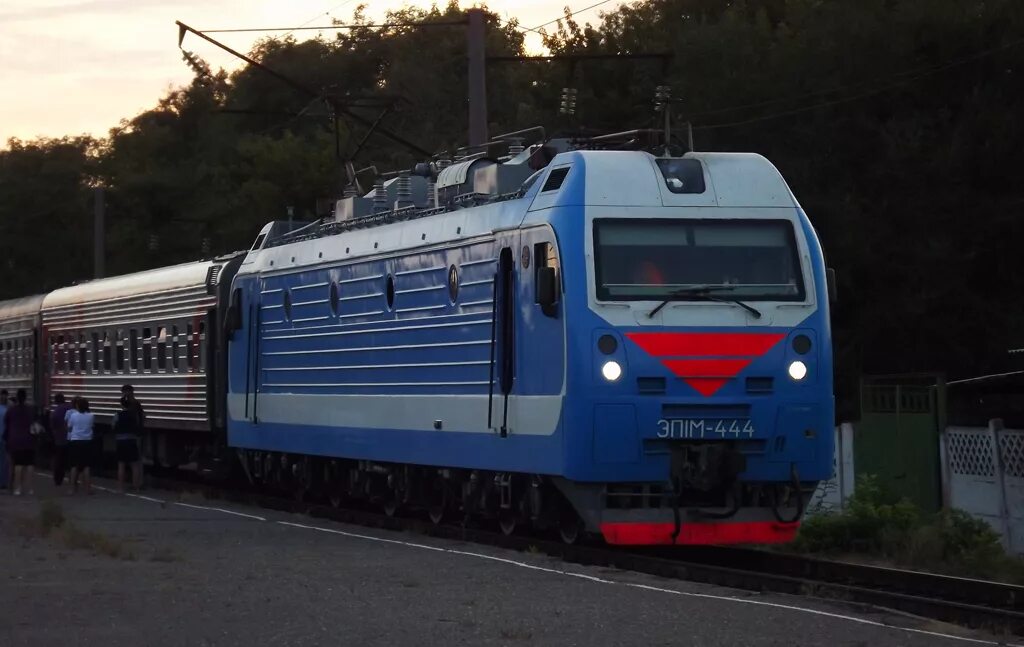 Эп1м 444. Поезд Таганрог Москва. Вагоны Таганрог Москва. Поезд 020с Москва Таганрог.