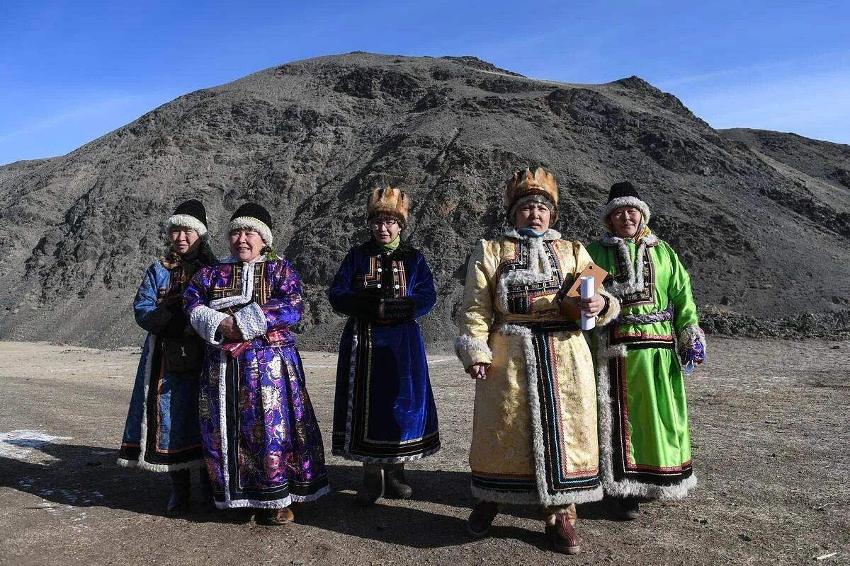 Алтайская национальная одежда алтай борук. Алтайцы ойроты. Одежда алтайцев на алтайском. Тубалары алтайцы. Алтайский национальный костюм женский южные алтайцы.