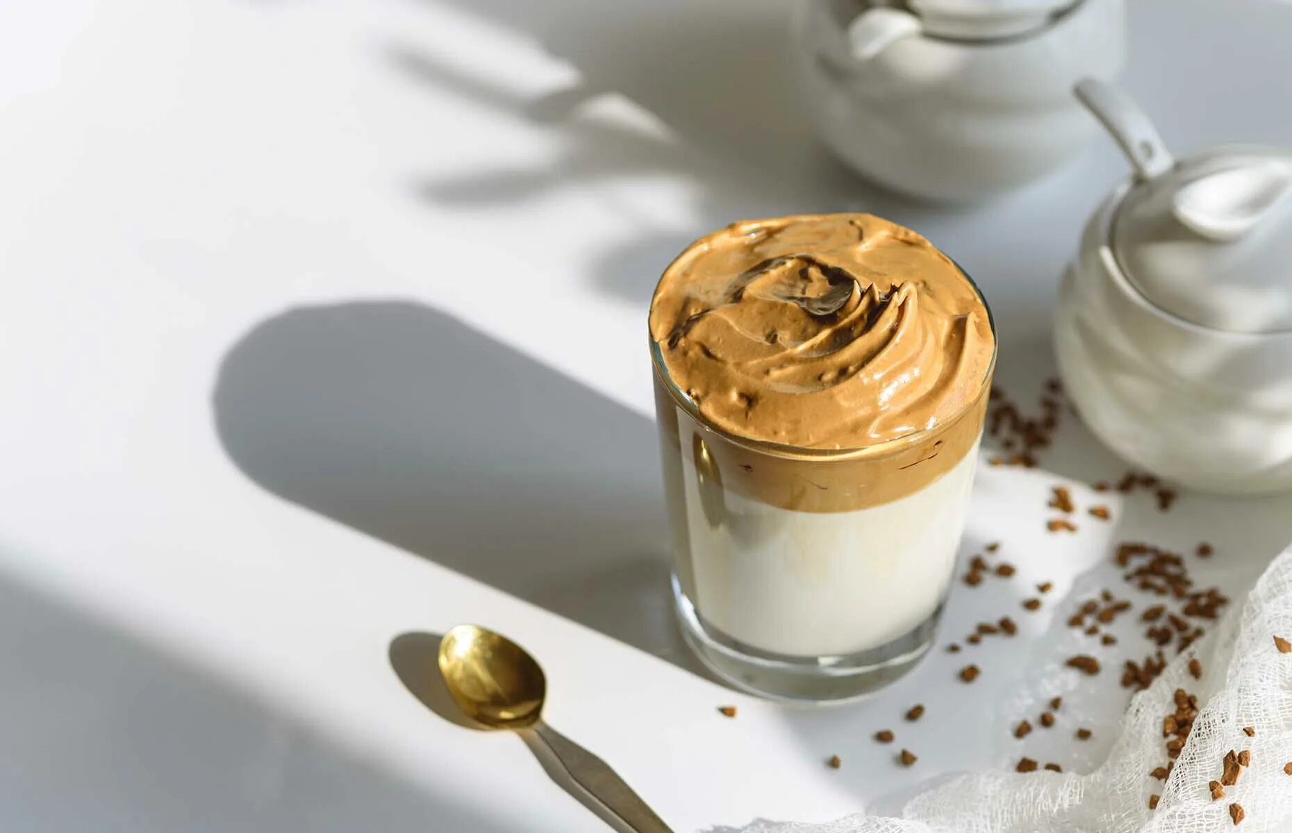 Кофе по корейски дальгона. Дальгона-кофе. Дальгона кофе шоколад. Взбитый кофе с молоком. Дальгона латте.