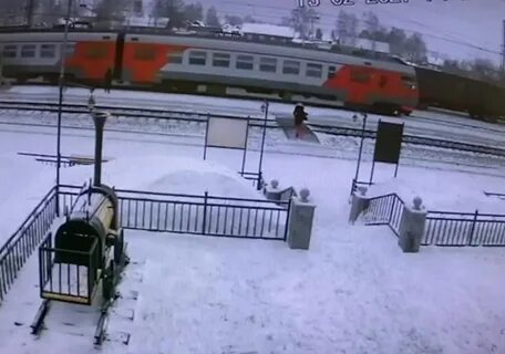 Видео где под поезда