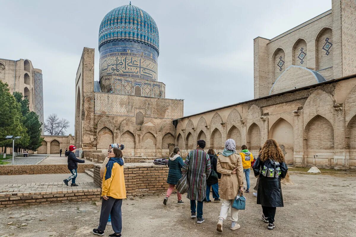 Туристы в Самарканде. Экскурсант Самарканд. Узбекистан Тревел. Туристы в Узбекистане.