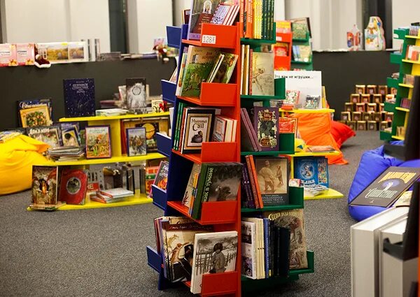 книжный магазин детская книга. магазин книг. родители с детьми в магазине. ребенок в книжном магазине. книги издательства клевер.