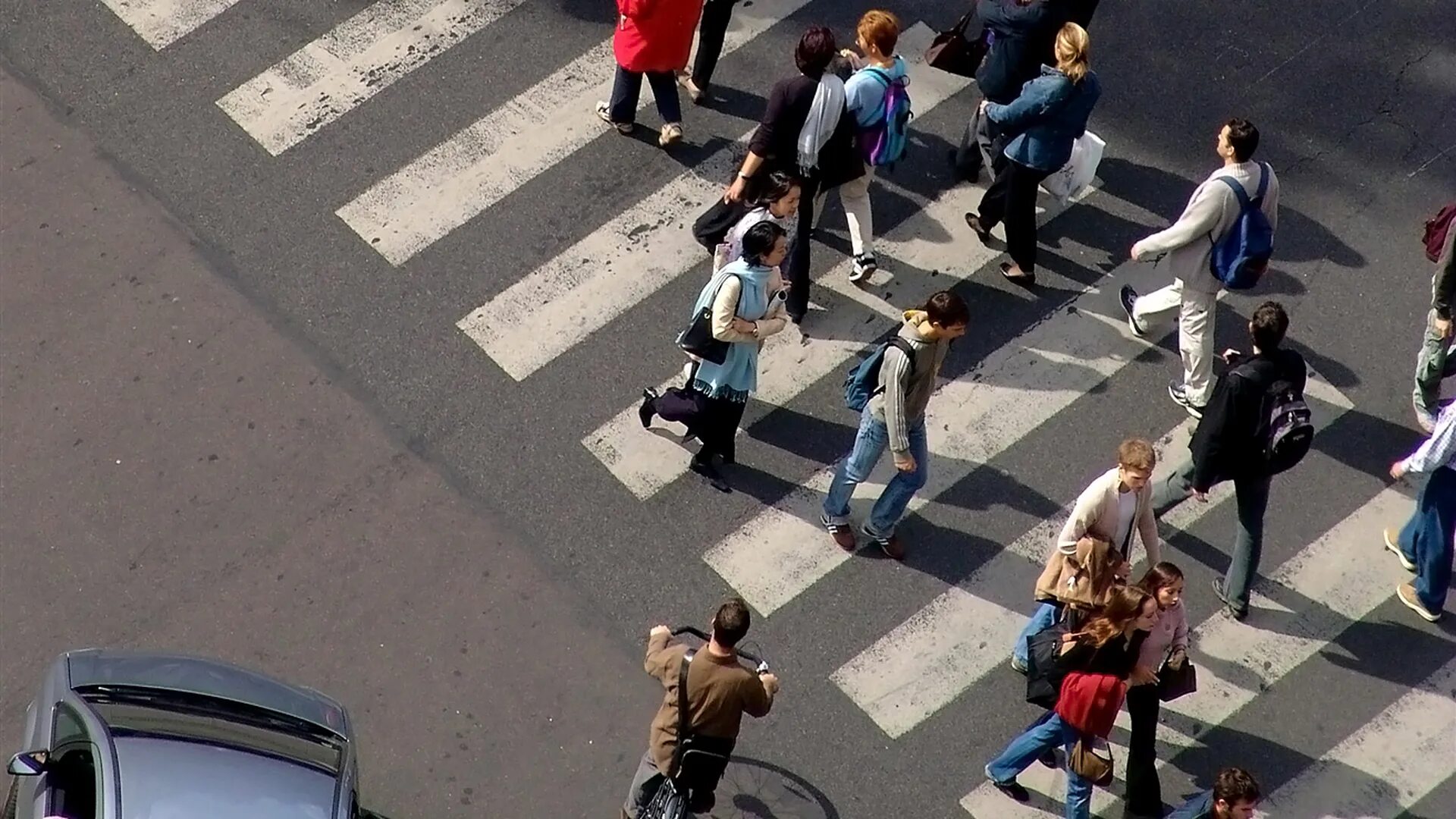 Люди на пешеходном переходе. Пешеходный переход. Человек переходит дорогу. Пешеход на дороге.