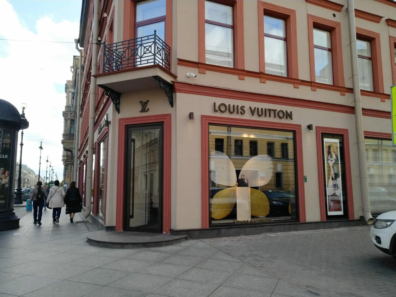 Louis vuitton x408. Луи виттон спб на невском. Магазин луи виттон в санкт-петербурге. Луи виттон магазин в тбилиси. Бутик lv.