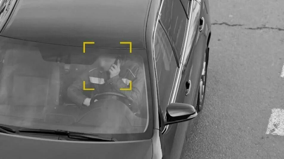 Какие штрафы можно оплатить со скидкой 50. Мобильник за рулем. Штраф за телефон за рулем. Какой штраф за разговор. Разговор по телефону за рулем штраф.